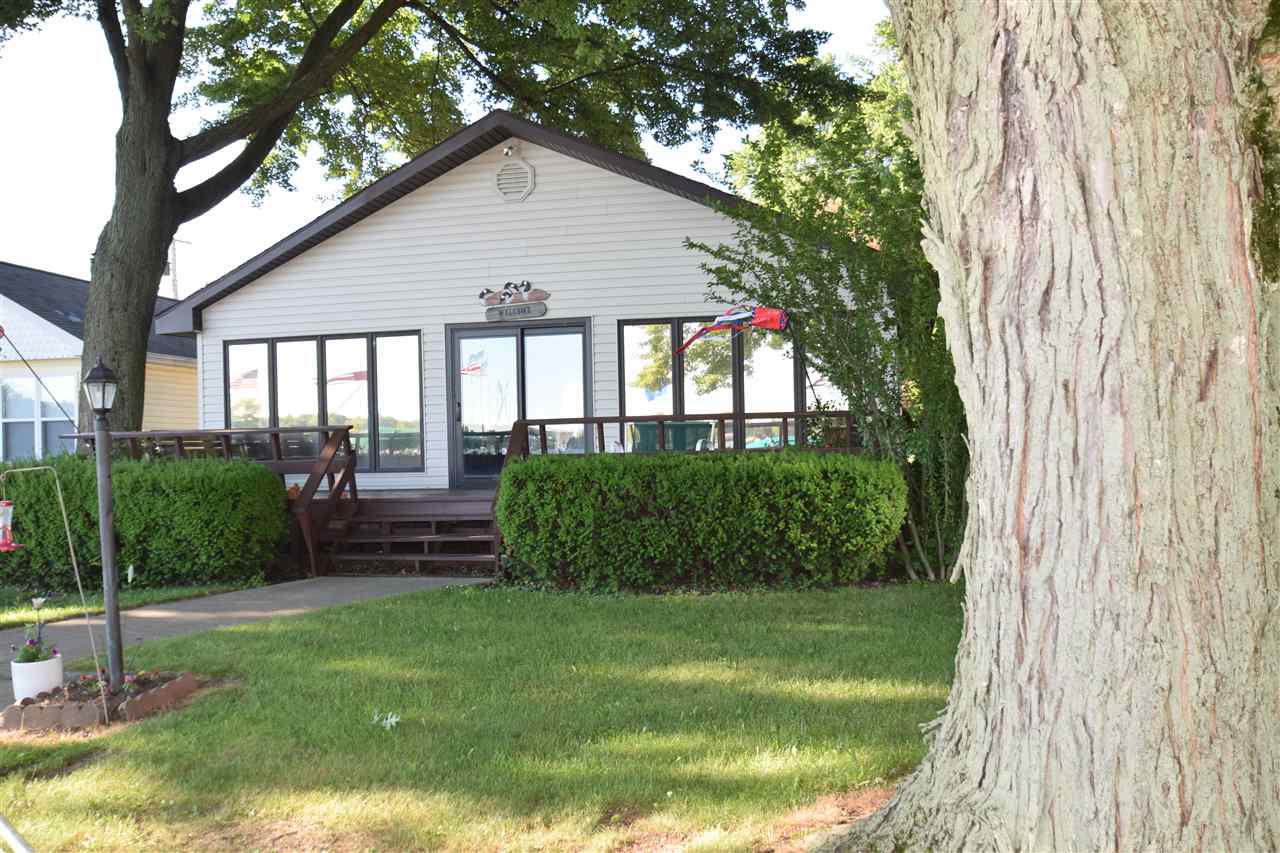 3 bedroom lakefront home with 42 feet of frontage on Lake Wawasee