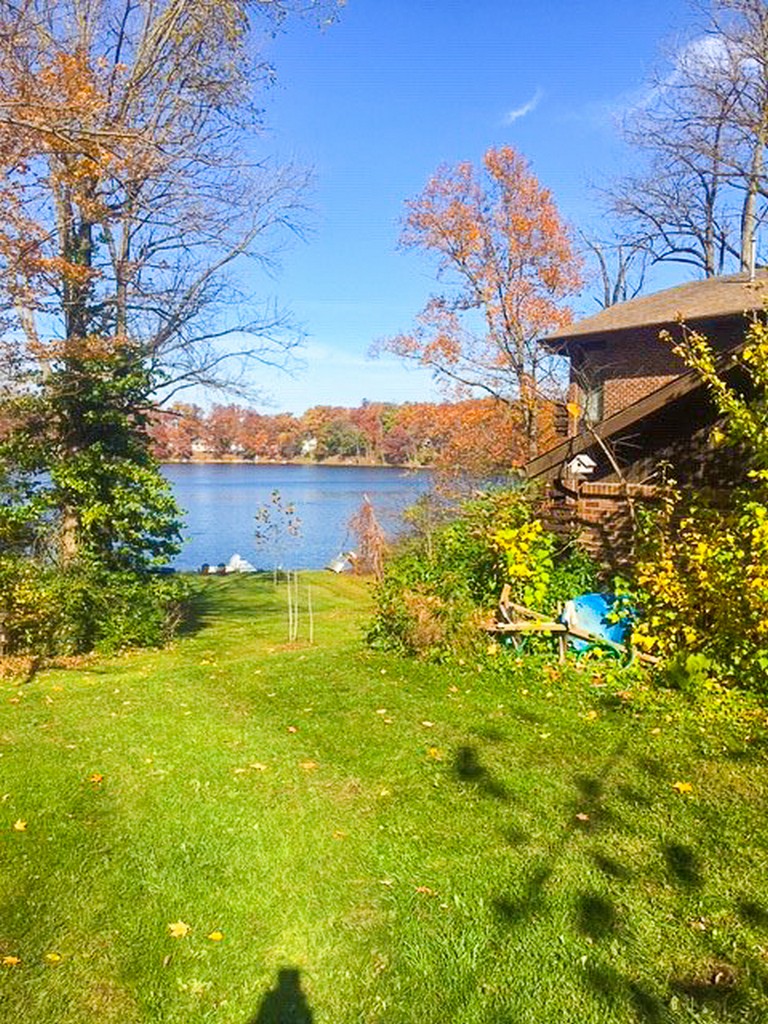 Charming 3 bedroom, 2.5 bath Home on Lake Papakeechie in Syracuse IN