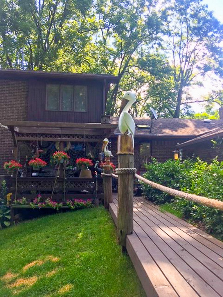 Charming 3 bedroom, 2.5 bath Home on Lake Papakeechie in Syracuse IN