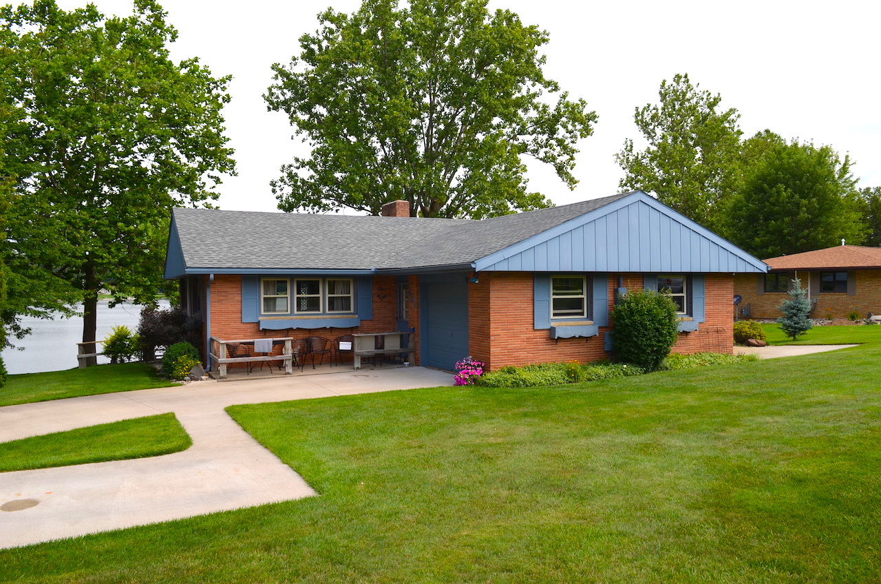 4 bedroom, 2 full bath waterfront home on Little Long Lake Scheerer