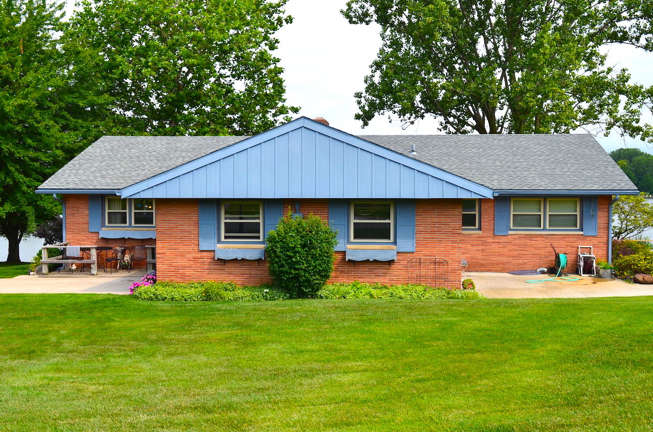 4 bedroom, 2 full bath waterfront home on Little Long Lake Scheerer