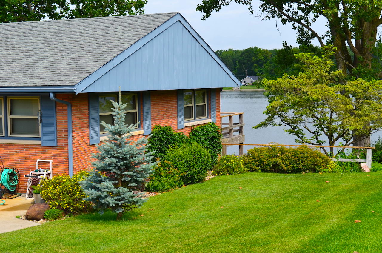 4 bedroom, 2 full bath waterfront home on Little Long Lake Scheerer