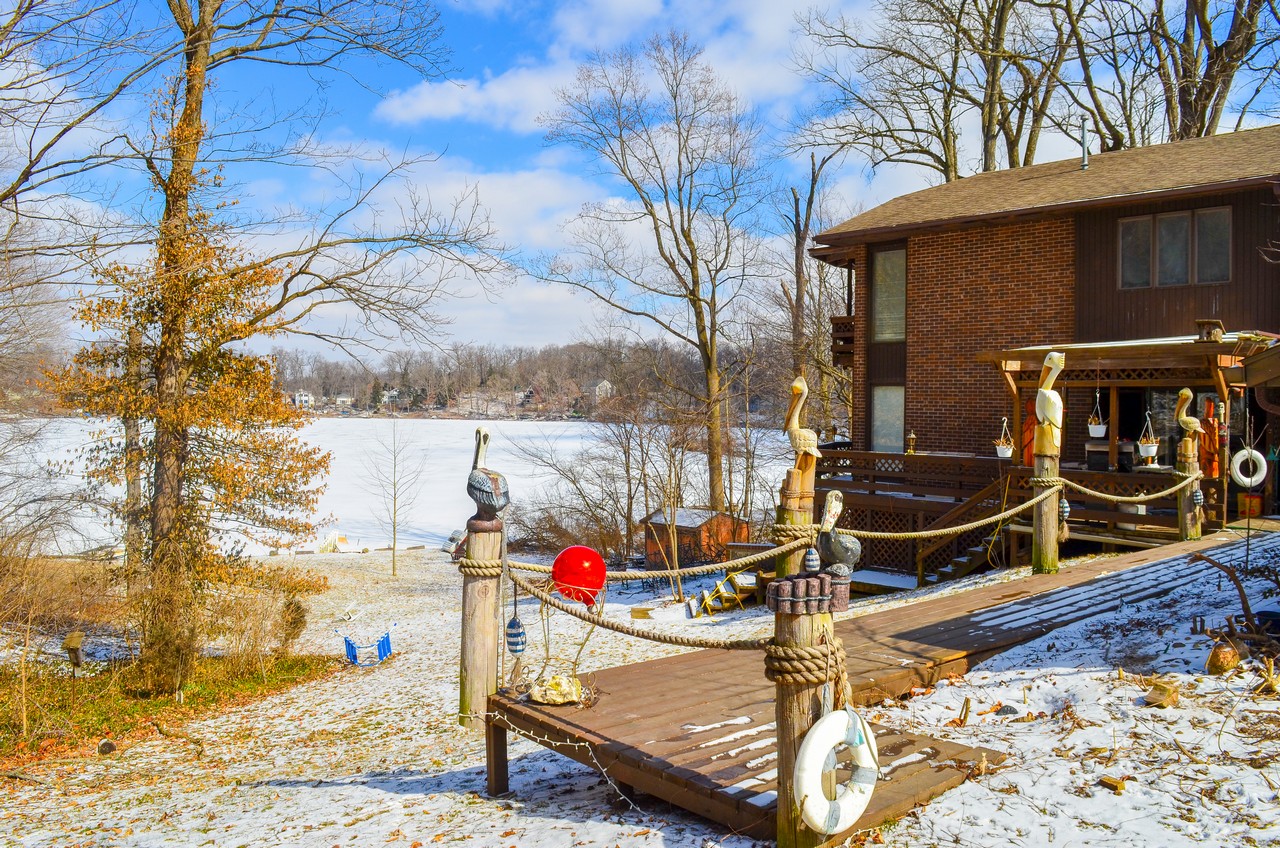 Charming 3 bedroom, 2.5 bath Home on Lake Papakeechie in Syracuse IN