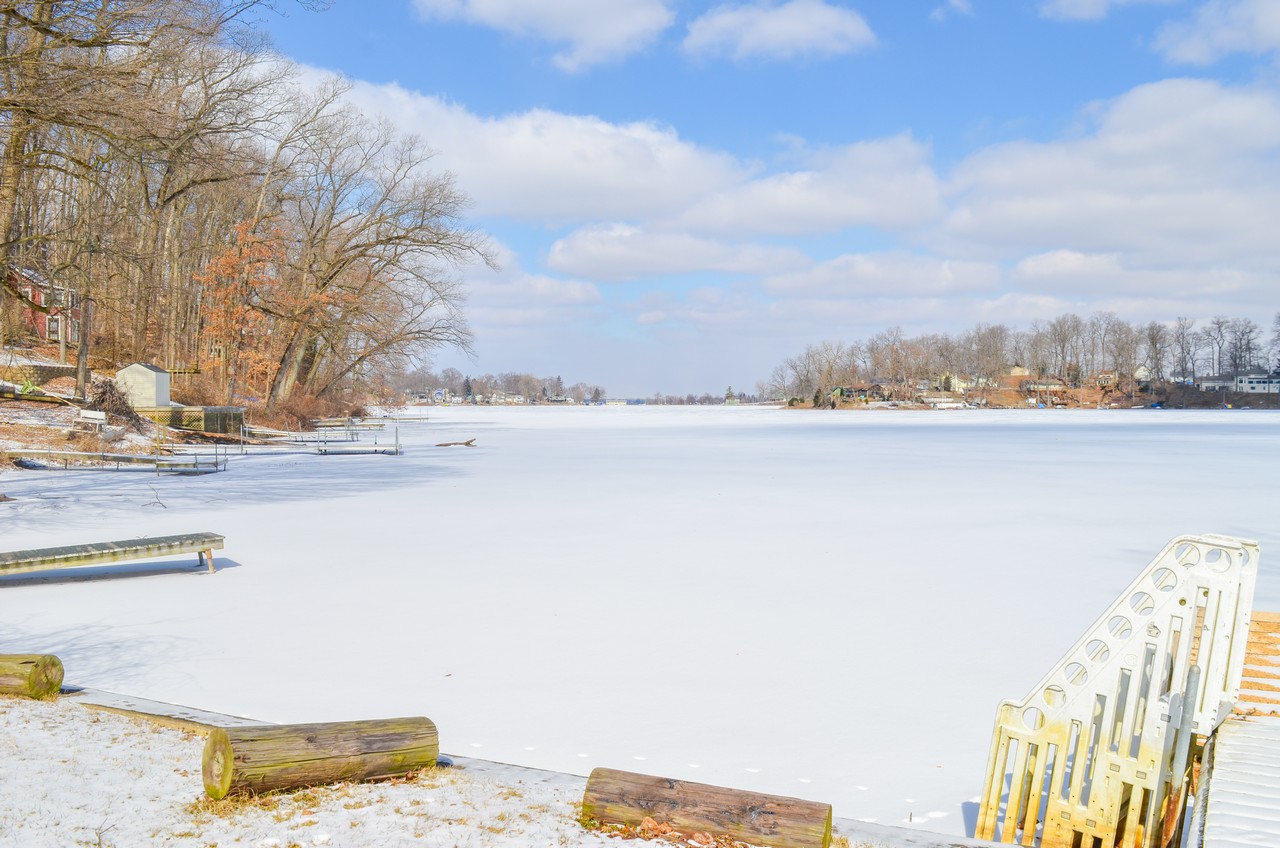 Charming 3 bedroom, 2.5 bath Home on Lake Papakeechie in Syracuse IN
