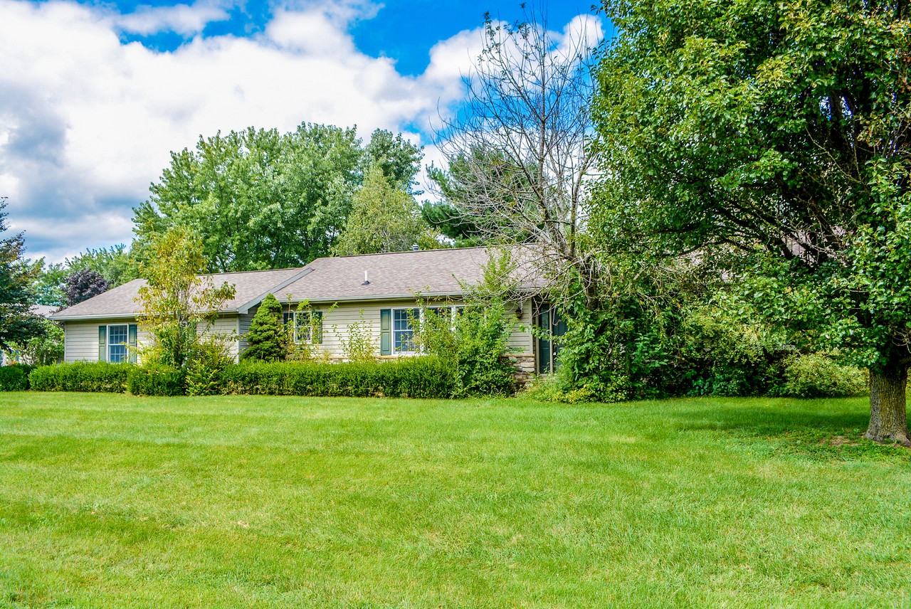 Charming 3 Bedroom 3 Bathroom Home in Walking Distance to Dewart Lake