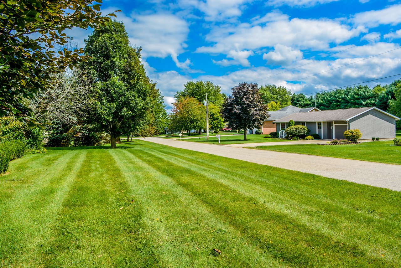 Charming 3 Bedroom 3 Bathroom Home in Walking Distance to Dewart Lake