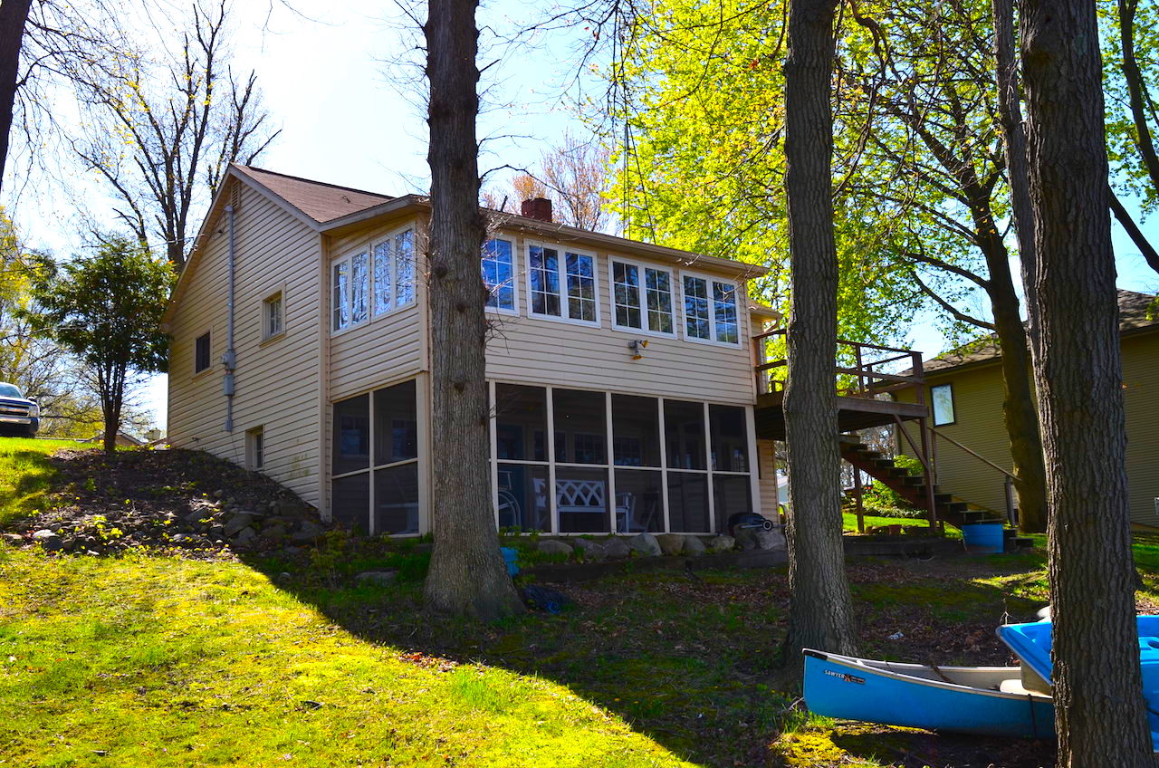 2 bedroom home with 61 feet of lakefront views on Jimmerson Lake