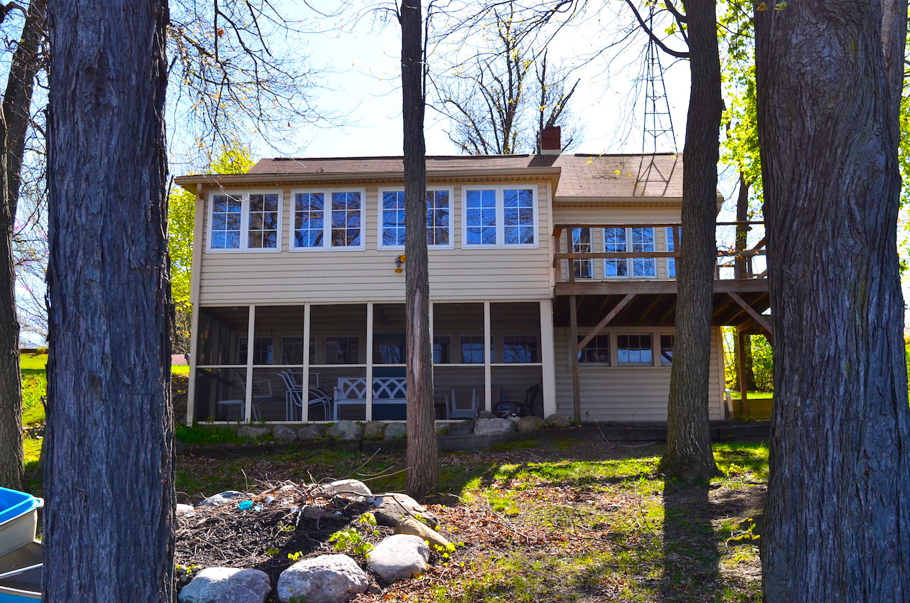 2 bedroom home with 61 feet of lakefront views on Jimmerson Lake