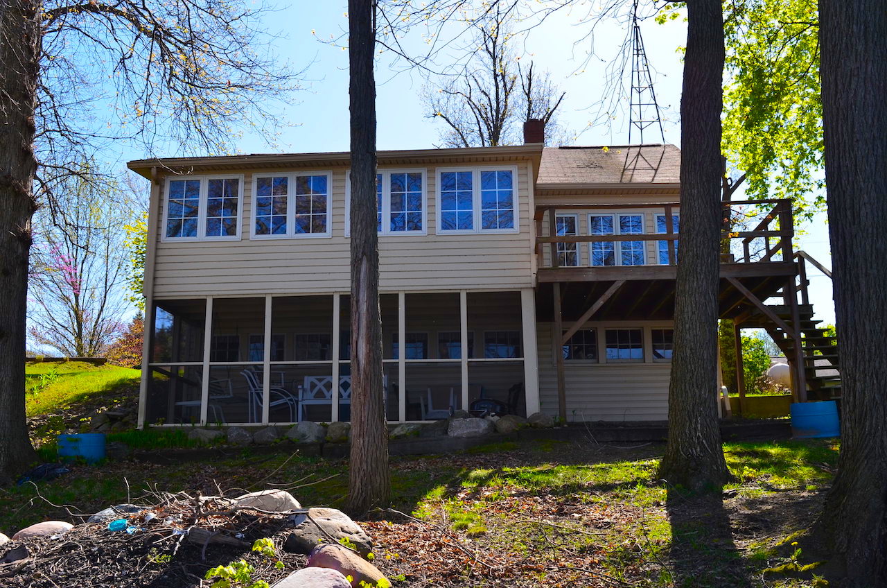 2 bedroom home with 61 feet of lakefront views on Jimmerson Lake