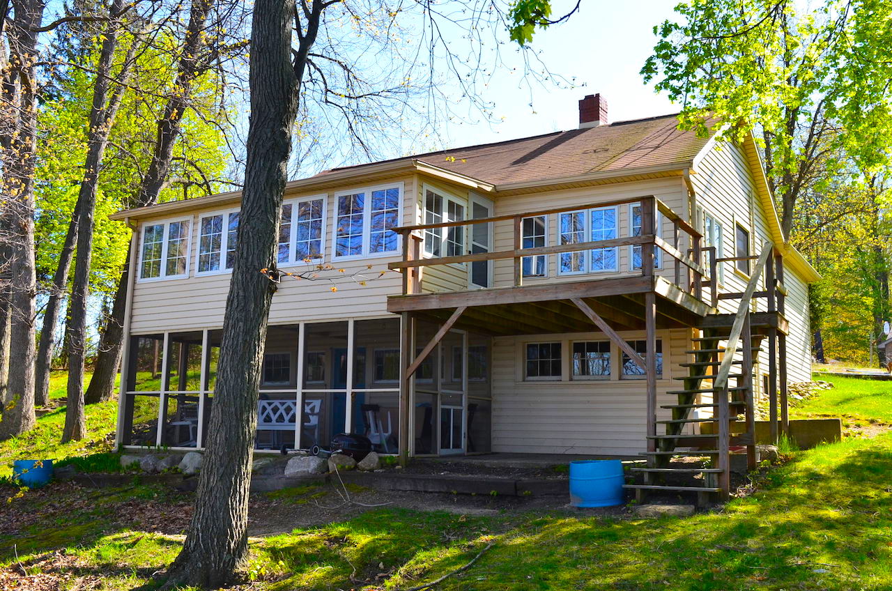 2 bedroom home with 61 feet of lakefront views on Jimmerson Lake