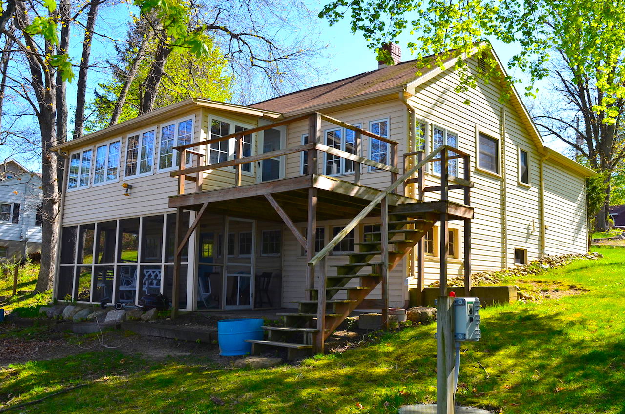 2 bedroom home with 61 feet of lakefront views on Jimmerson Lake