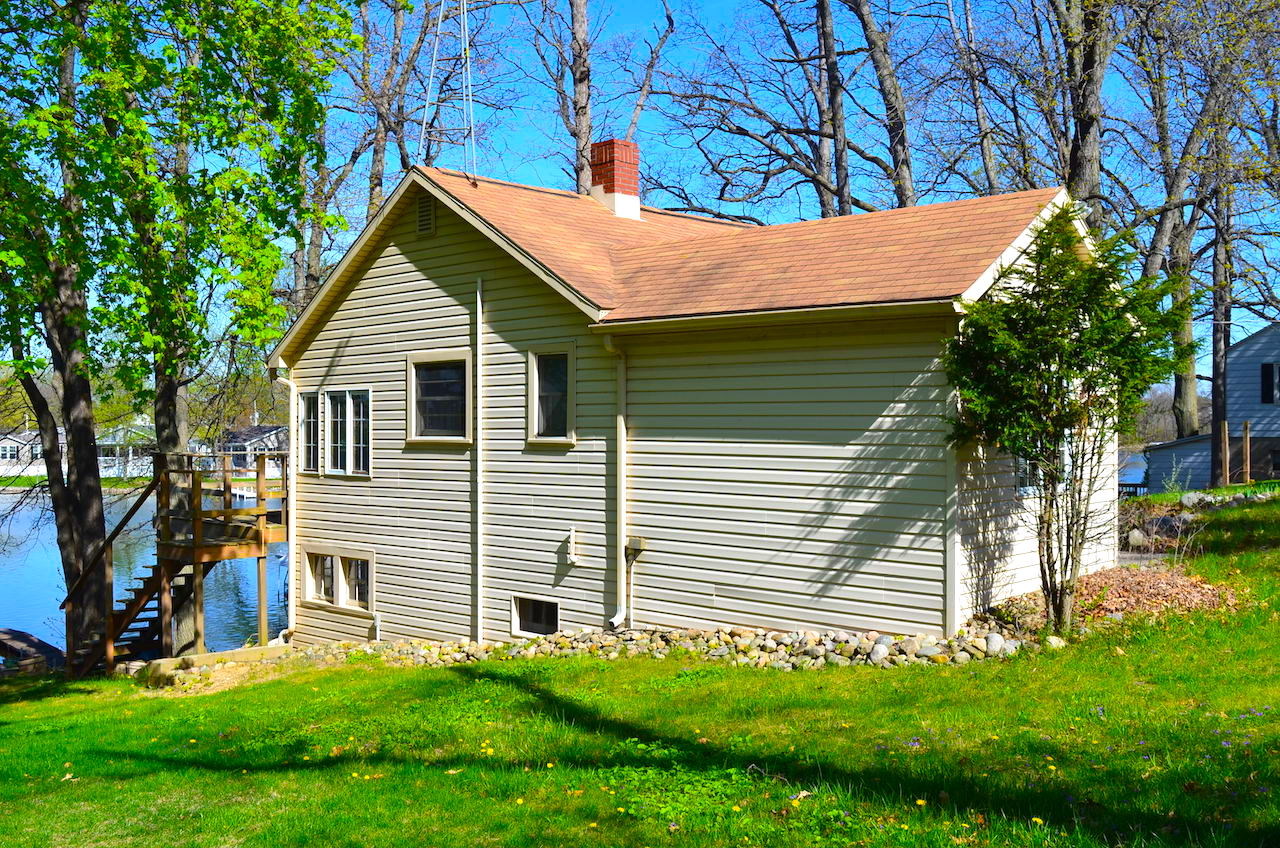2 bedroom home with 61 feet of lakefront views on Jimmerson Lake