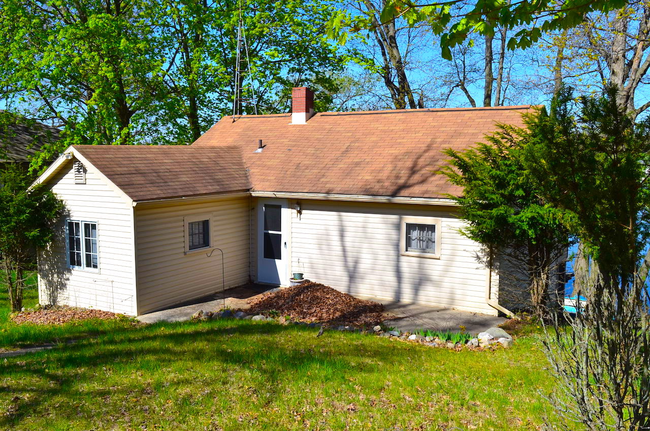 2 bedroom home with 61 feet of lakefront views on Jimmerson Lake