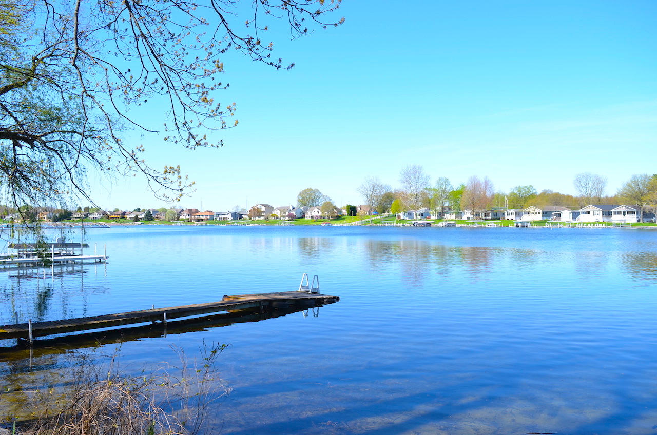 2 bedroom home with 61 feet of lakefront views on Jimmerson Lake