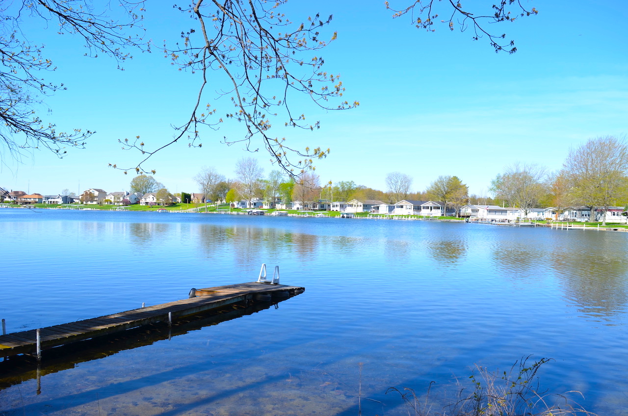 2 bedroom home with 61 feet of lakefront views on Jimmerson Lake