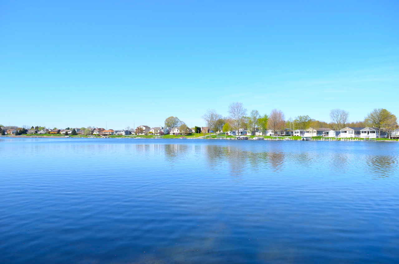 2 bedroom home with 61 feet of lakefront views on Jimmerson Lake