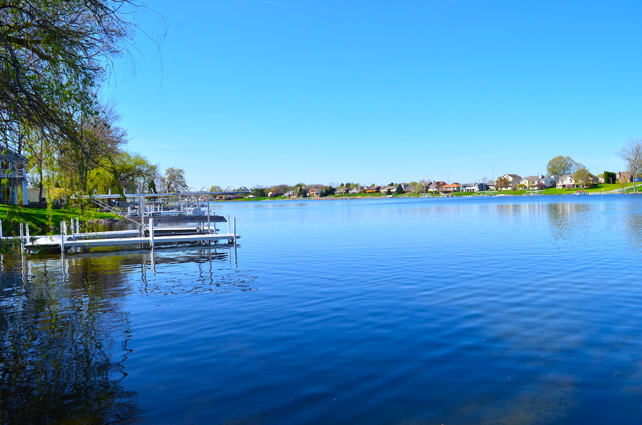 2 bedroom home with 61 feet of lakefront views on Jimmerson Lake