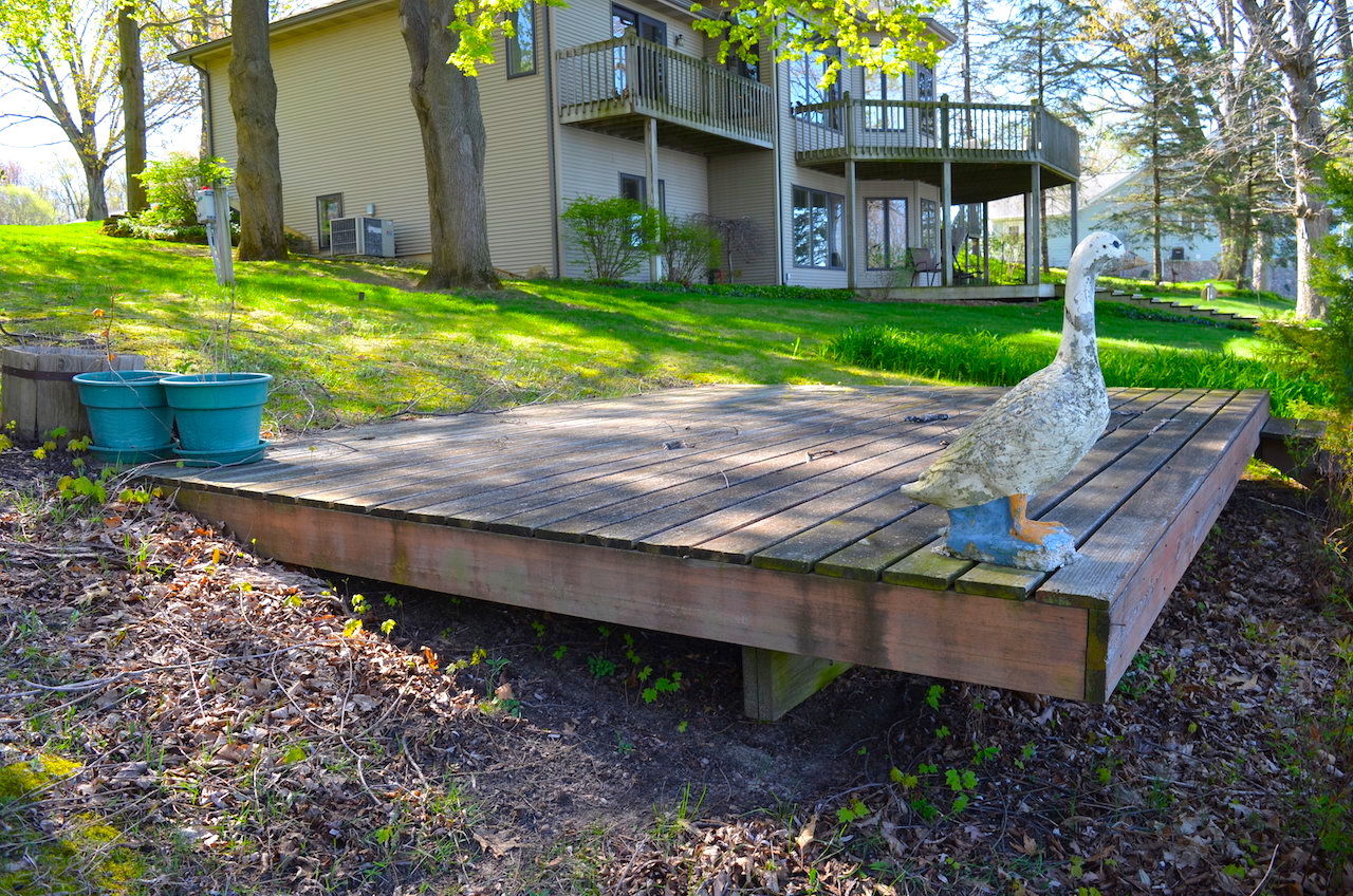 2 bedroom home with 61 feet of lakefront views on Jimmerson Lake