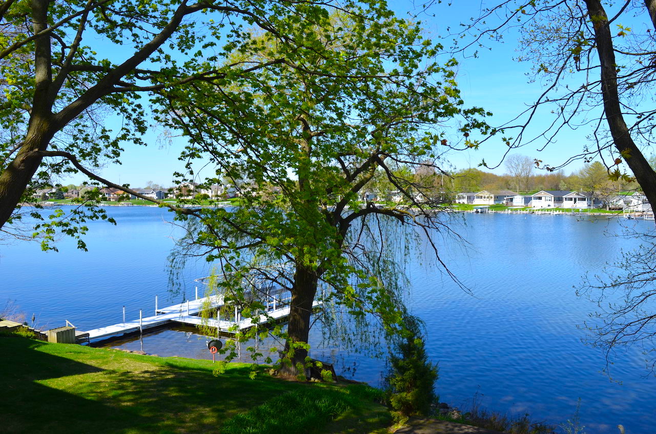 2 bedroom home with 61 feet of lakefront views on Jimmerson Lake