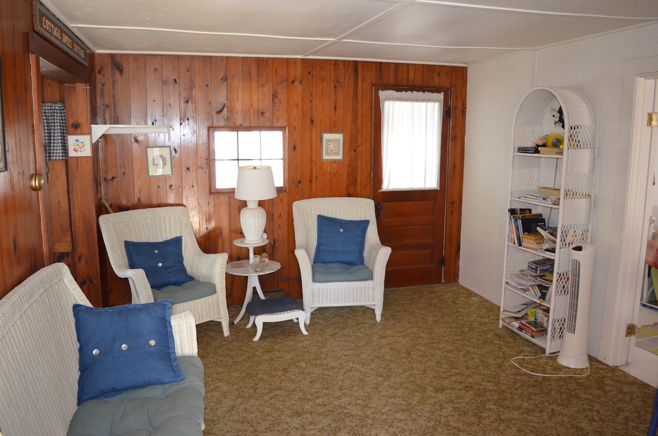 2 bedroom home with 61 feet of lakefront views on Jimmerson Lake