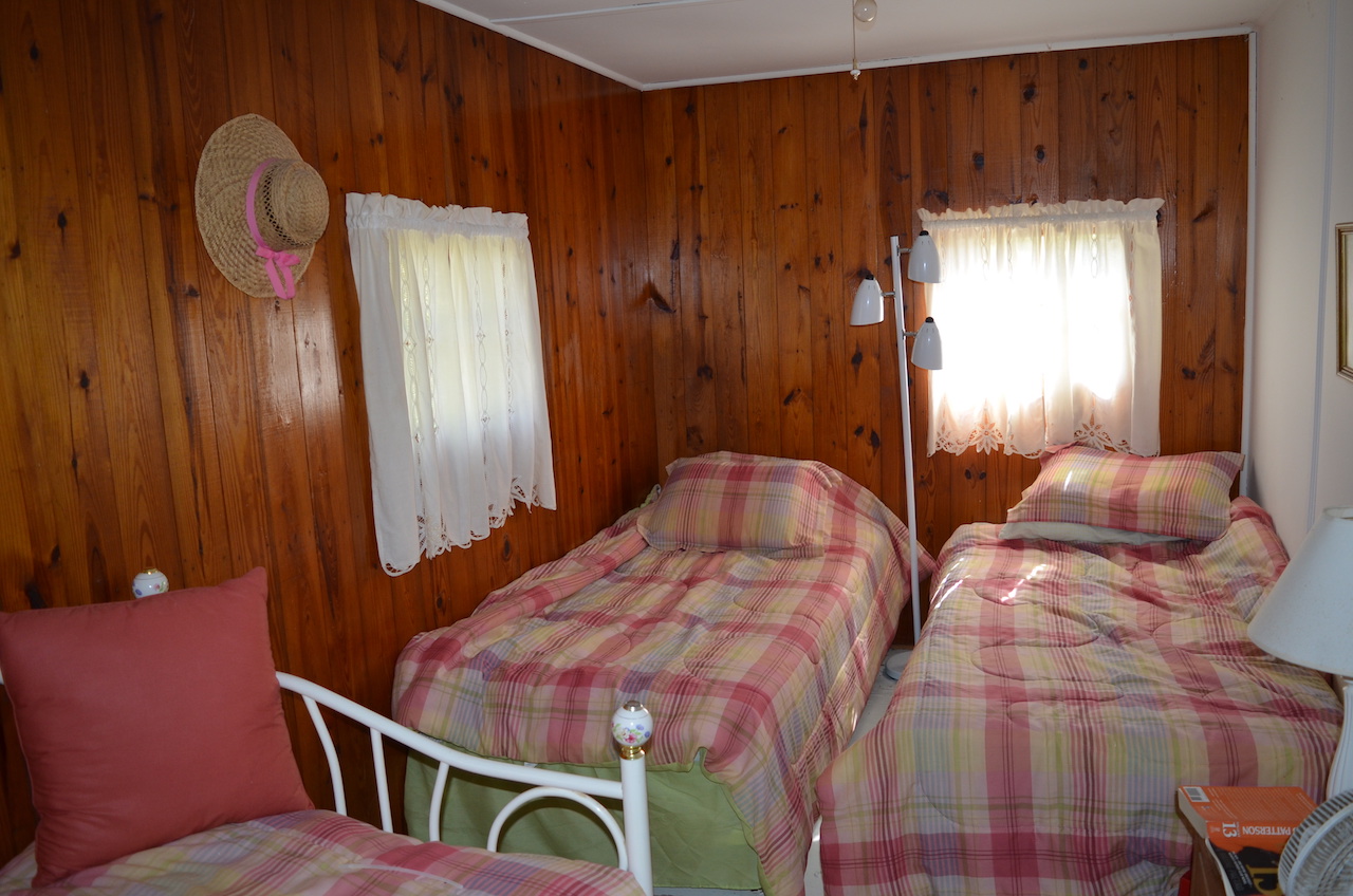 2 bedroom home with 61 feet of lakefront views on Jimmerson Lake