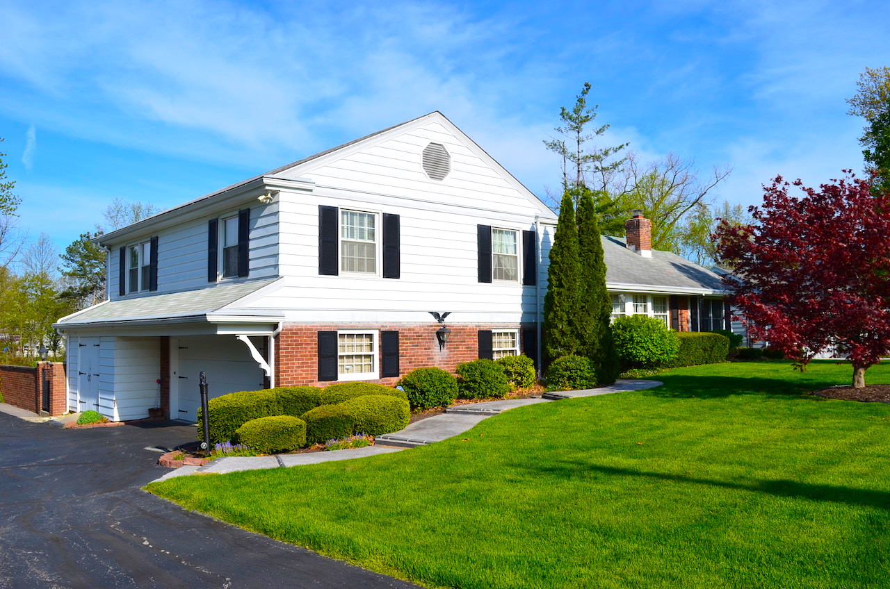 Well maintained 3 bedroom trilevel home w/ attached garage off Smith Rd. Scheerer McCulloch