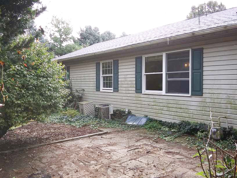 Charming 3 Bedroom 3 Bathroom Home in Walking Distance to Dewart Lake