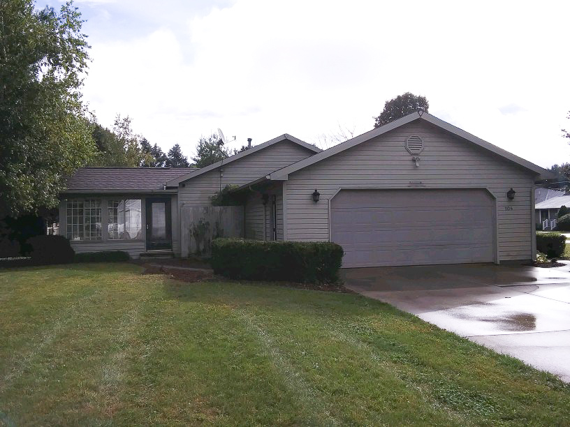 Charming 3 Bedroom 3 Bathroom Home in Walking Distance to Dewart Lake