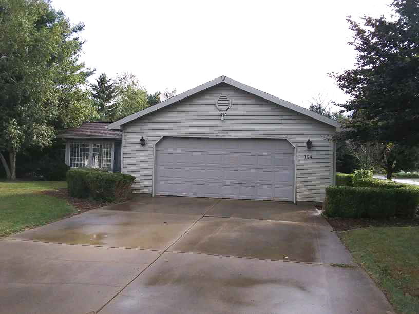 Charming 3 Bedroom 3 Bathroom Home in Walking Distance to Dewart Lake