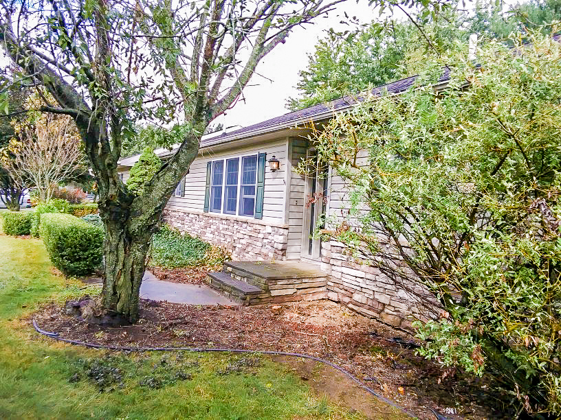 Charming 3 Bedroom 3 Bathroom Home in Walking Distance to Dewart Lake