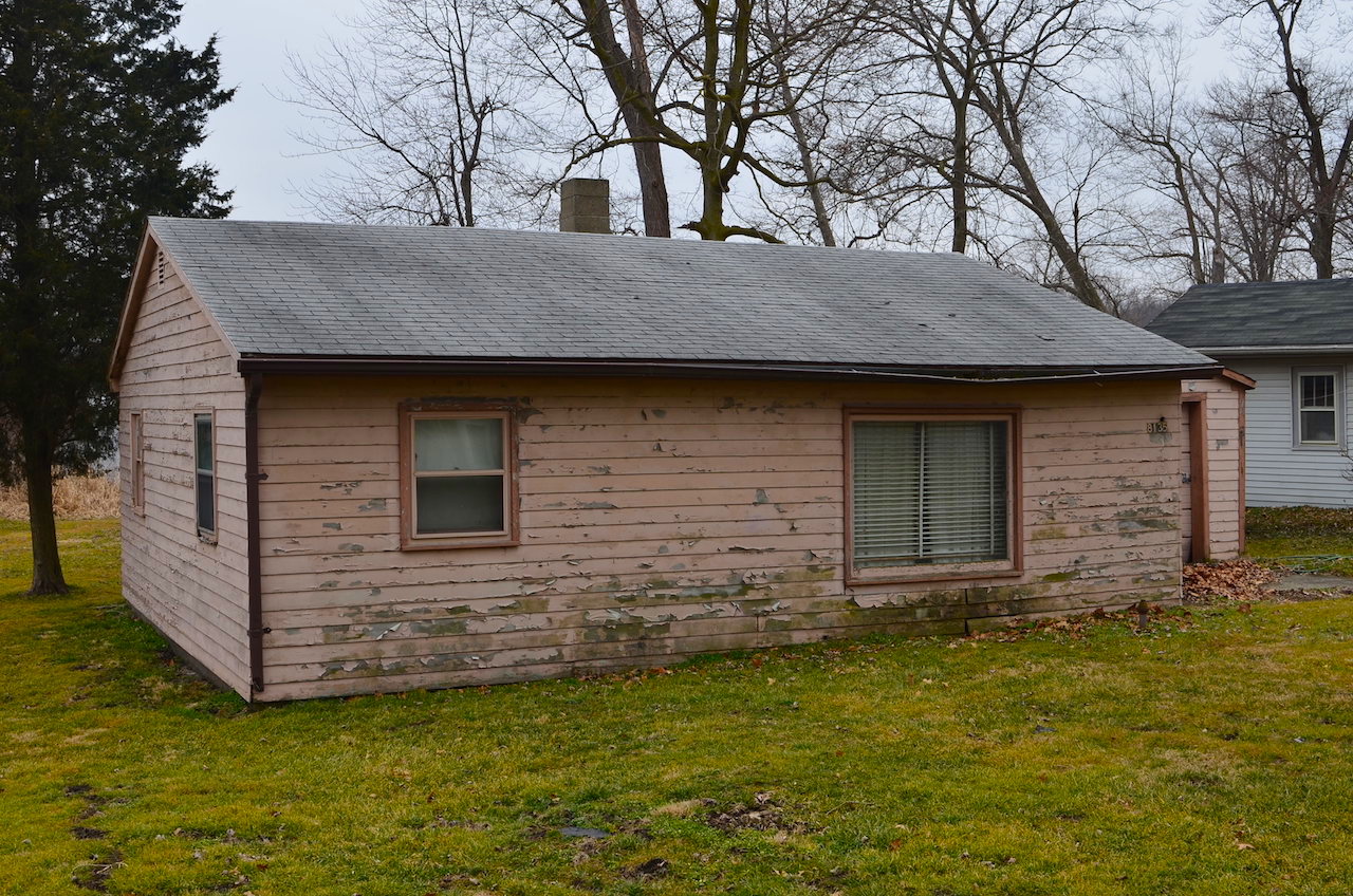 2 lakefront Investment homes with garages & 2 adjacent lots located on