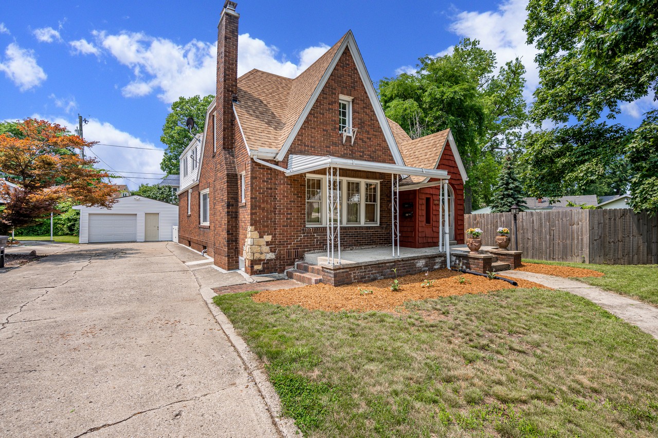 BEAUTIFUL DUPLEX W/ UPDATED FEATURES NEAR E STATE & N ANTHONY BLVD