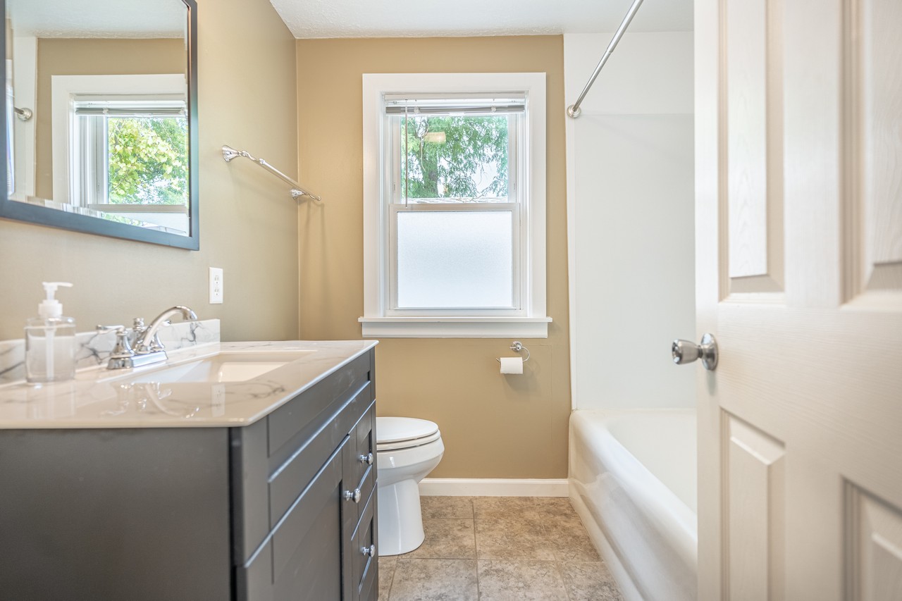 BEAUTIFUL DUPLEX W/ UPDATED FEATURES NEAR E STATE & N ANTHONY BLVD