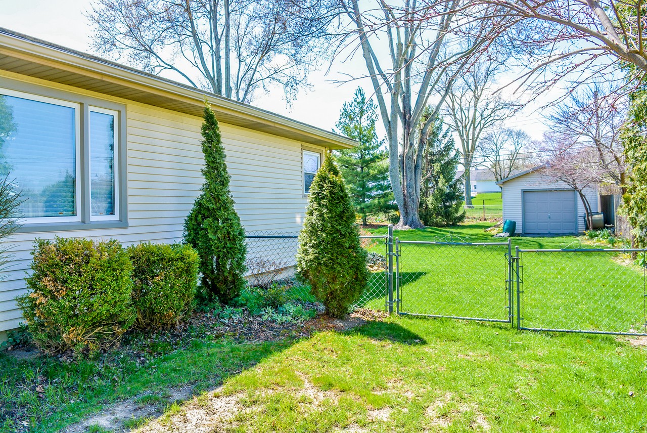 Beautiful 3 Bedroom 2 Bathroom 1558 SF Ranch Home in Limberlost Acres