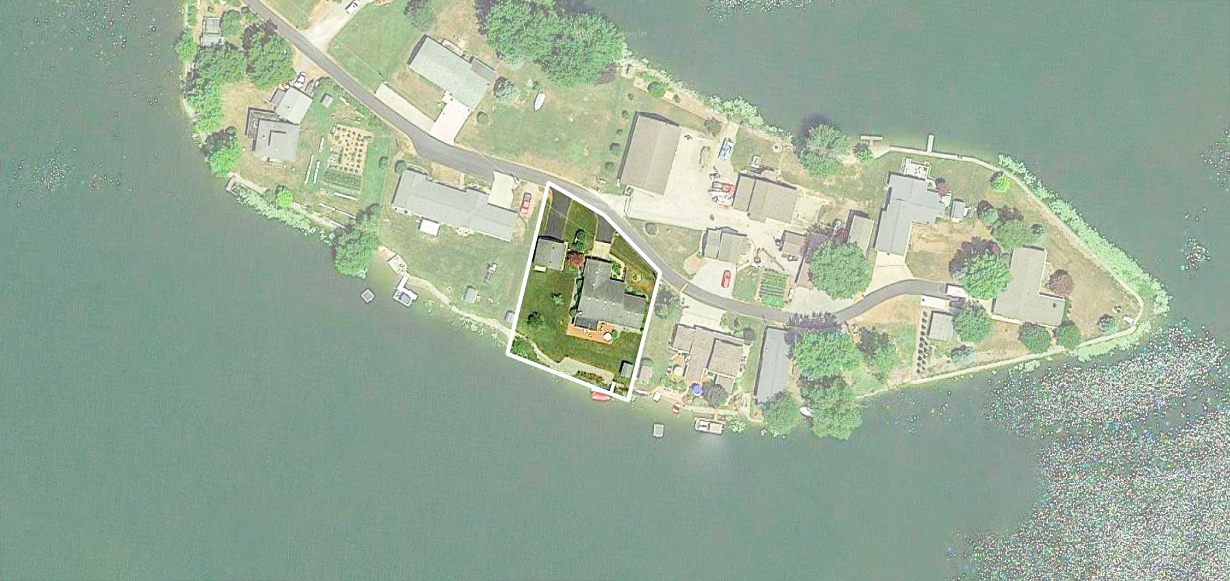 Beautiful 3 bedroom 2 bath home on Round Lake in Kendallville