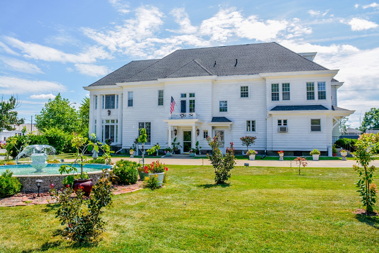 Stunning 6 Bedroom 6 Bathroom Historic Mansion in Kendallville