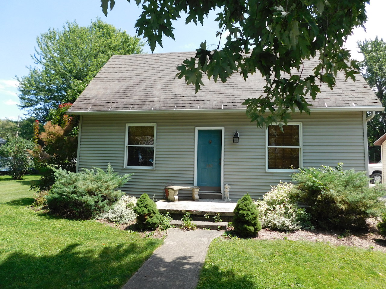 Well maintained 3 bedroom home and garages in Markle Indiana Scheerer