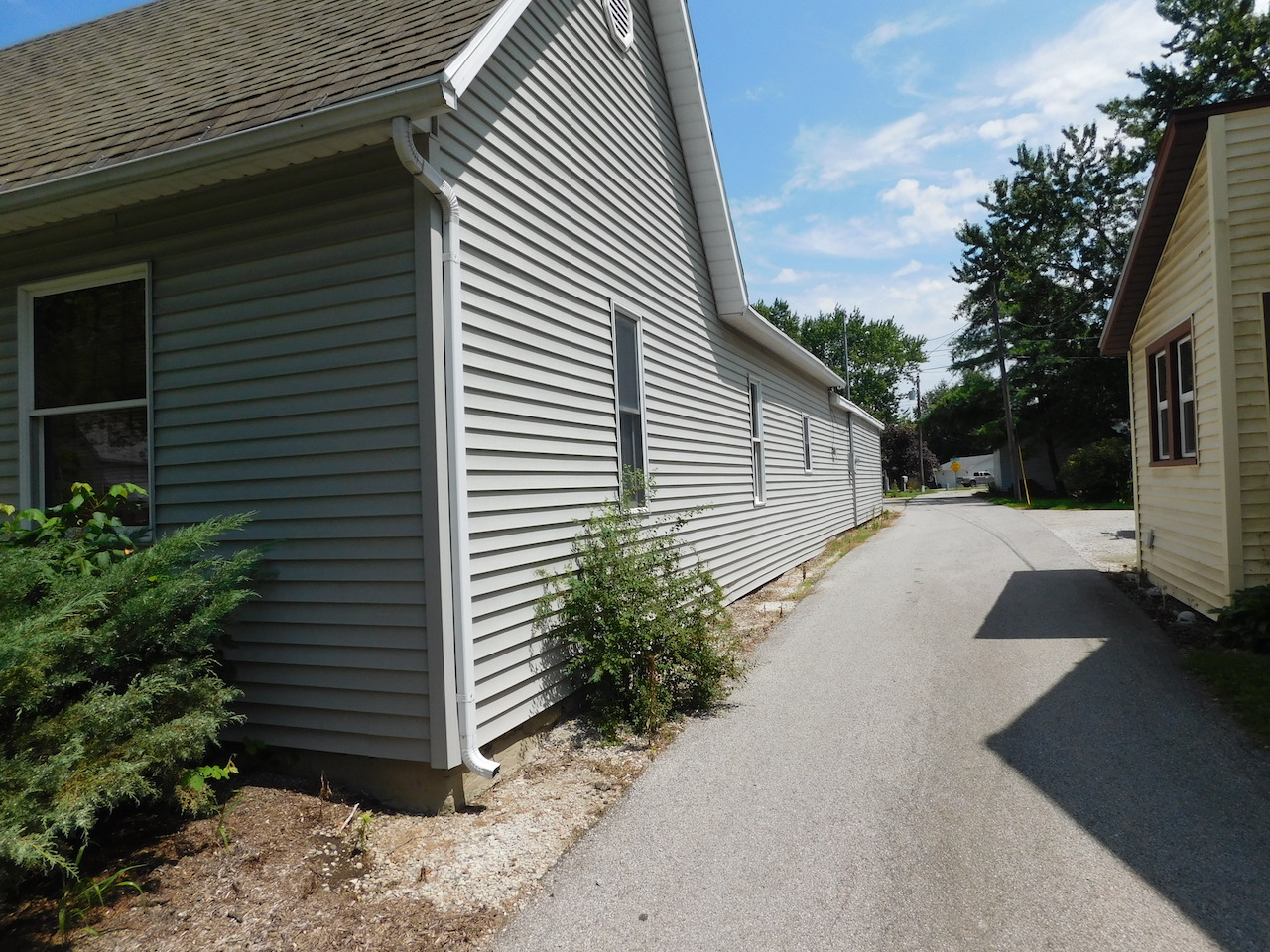 Well maintained 3 bedroom home and garages in Markle Indiana Scheerer