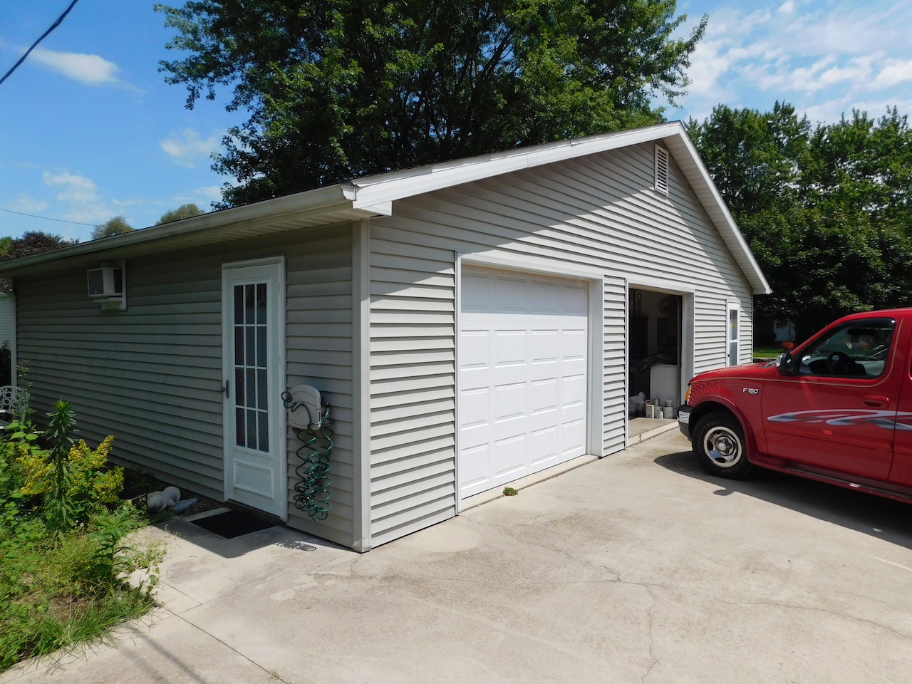 Well maintained 3 bedroom home and garages in Markle Indiana Scheerer