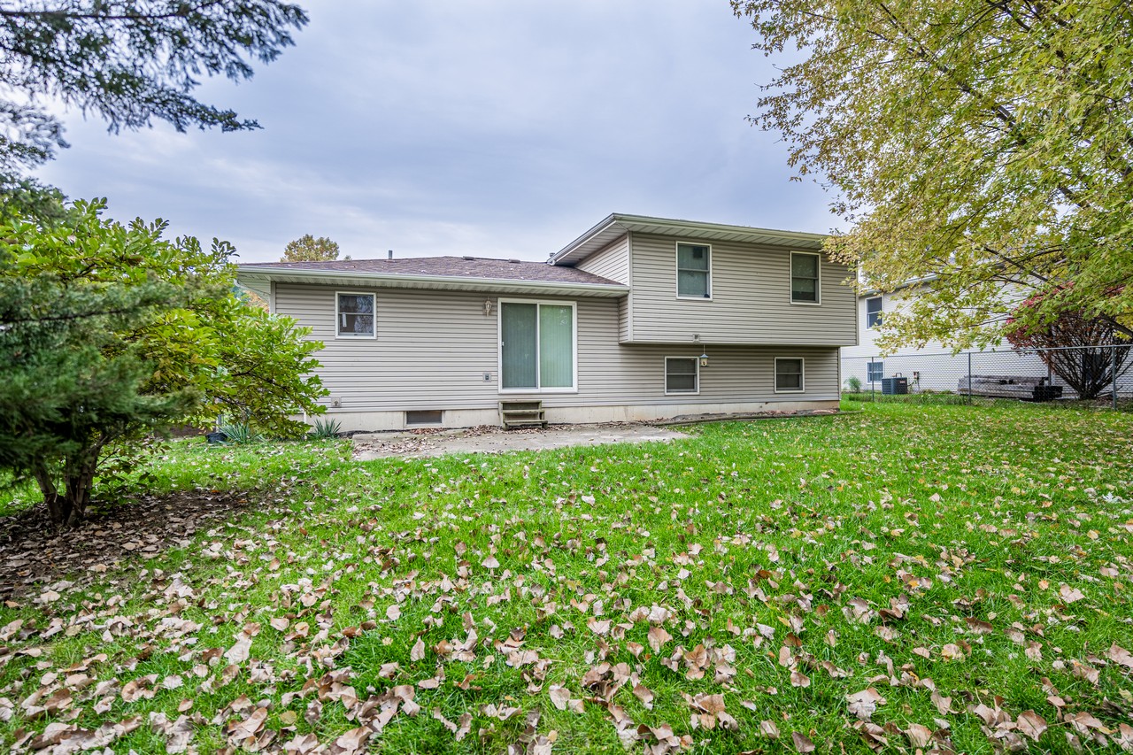 Charming 3 Bedroom 2 Bathroom Splitlevel Home in Lowell Indiana