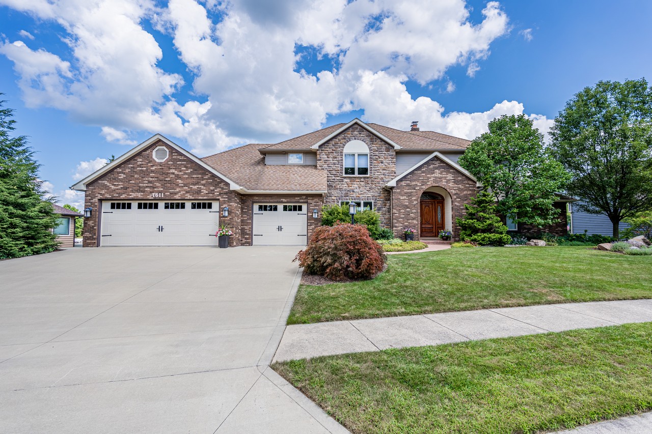 Beautiful 4 Bedroom 5 bathroom Executive Home In Woodland Lakes