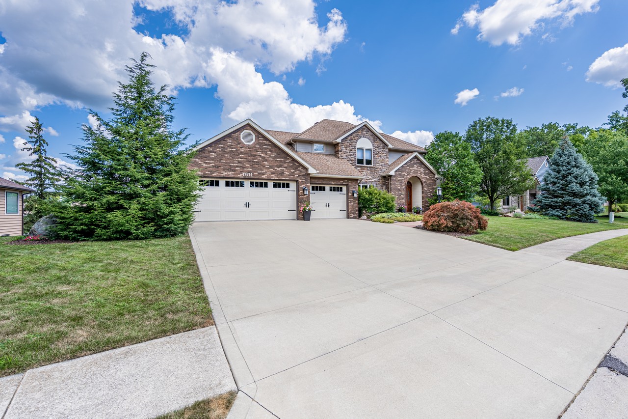 Beautiful 4 Bedroom 5 bathroom Executive Home In Woodland Lakes