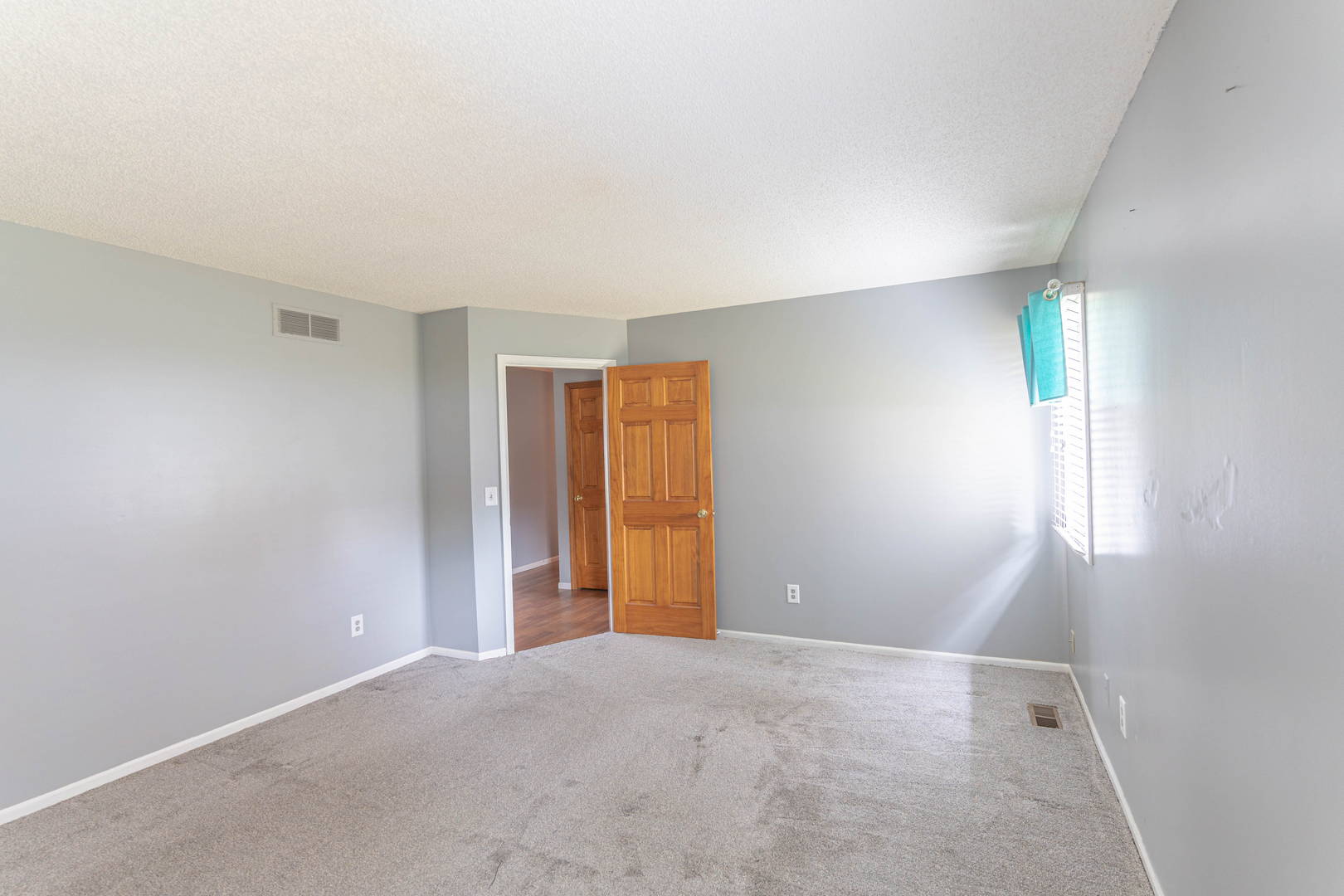 Home in Leo School District in River Bend Bluffs! Northeast, Fort Wayne