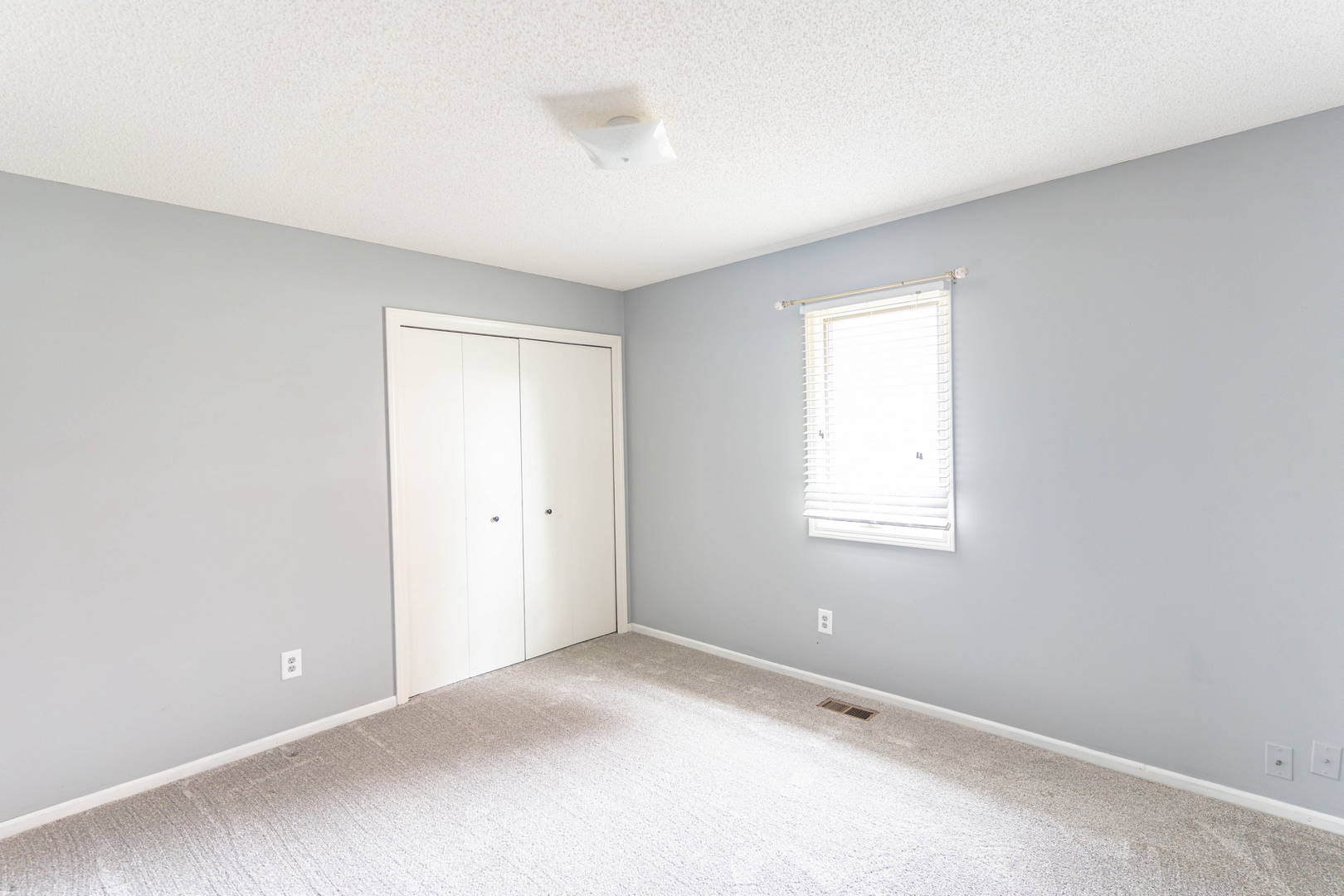 Home in Leo School District in River Bend Bluffs! Northeast, Fort Wayne