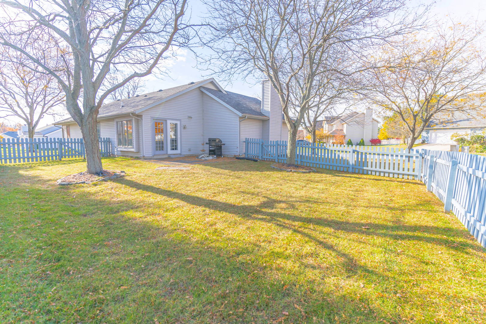 Home in Leo School District in River Bend Bluffs! Northeast, Fort Wayne