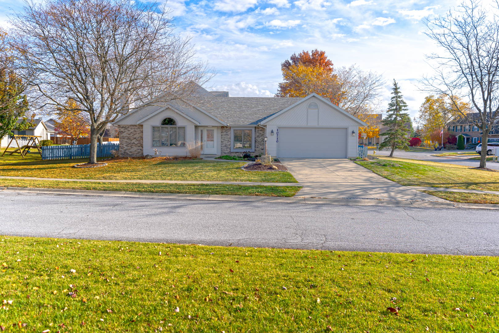 Home in Leo School District in River Bend Bluffs! Northeast, Fort Wayne