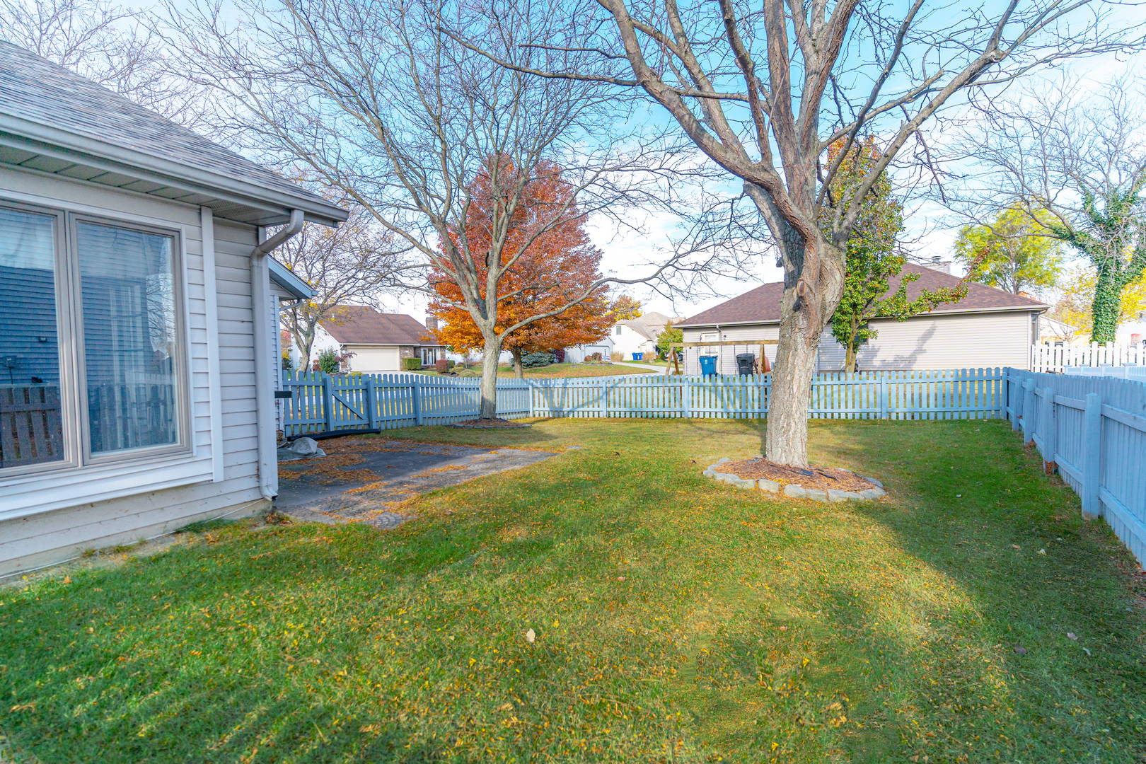 Home in Leo School District in River Bend Bluffs! Northeast, Fort Wayne