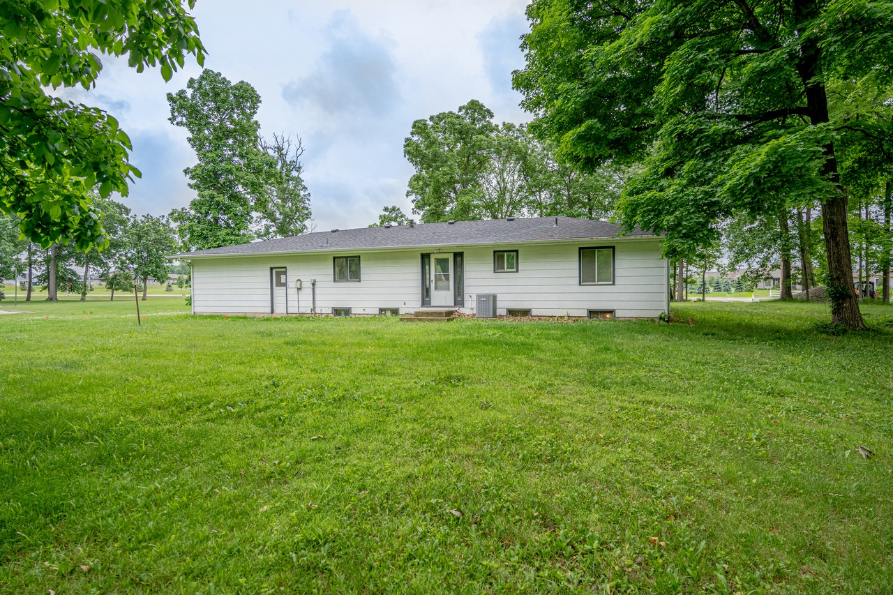 CHARMING 3 BR 2 BA HOME ON 1+/ ACRE Scheerer McCulloch Indiana