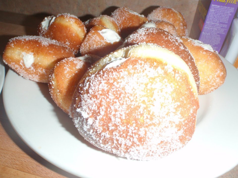 Sendy Chen's album, Bomboloni alla Crema – Krapfen Whipped Cream-Filled Donuts