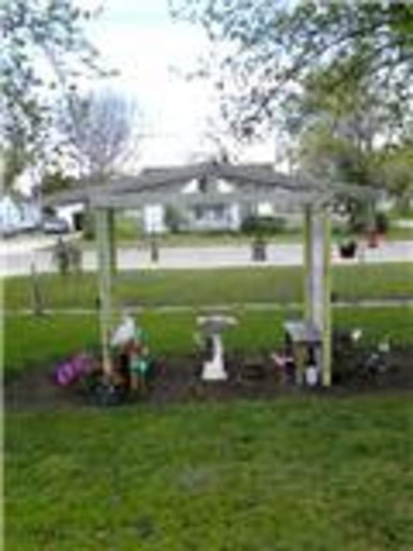 Sharon Simmons' album, front yard